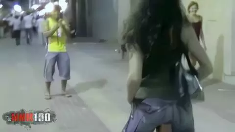 La jeune française Alys Rebel fait son petit show dans les rues de Sitges photo 08