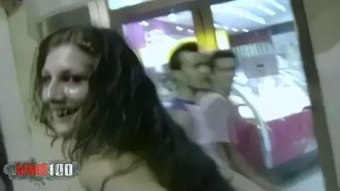 La jeune française Alys Rebel fait son petit show dans les rues de Sitges photo 10