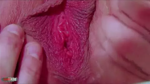 La belle métis Alyssa Wild faisant un striptease dans la chambre à coucher  photo 13