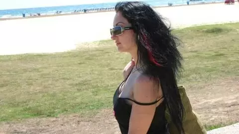 La star du porno brune à gros nichons Ana Martin faisant un striptease sur la plage  photo 1