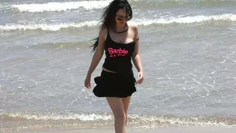 La star du porno brune à gros nichons Ana Martin faisant un striptease sur la plage  photo 4