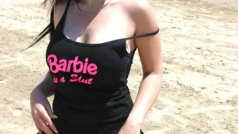 La star du porno brune à gros nichons Ana Martin faisant un striptease sur la plage  photo 7