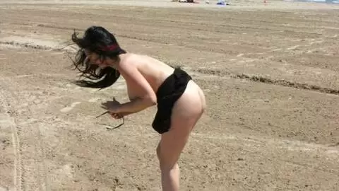 La star du porno brune à gros nichons Ana Martin faisant un striptease sur la plage  photo 14