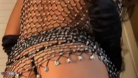 La star du porno brune à gros seins Ana Martin se dénude vetue de noir  photo 03