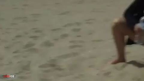 Petit pipi d'Anastasia Kass sur la plage photo 03