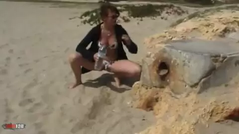 Petit pipi d'Anastasia Kass sur la plage photo 14