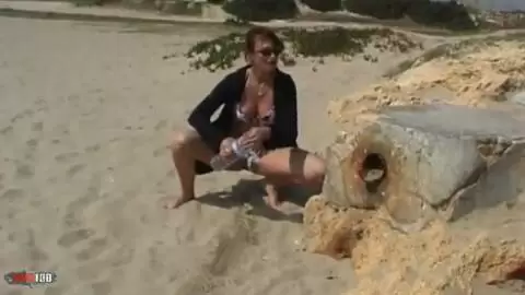 Petit pipi d'Anastasia Kass sur la plage photo 15