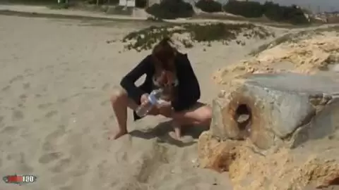 Petit pipi d'Anastasia Kass sur la plage photo 16