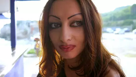 La pornstar beurette Angelina pose  photo 2