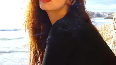 La belle jeune arabe Angelina se dévoile sur la plage  photo 2