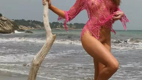 La très excitante jeune arabe Angelina pose sur la plage  photo 3