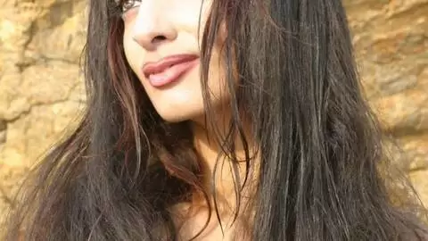 La pornstar beurette Angelina se dénude sur la plage  photo 16