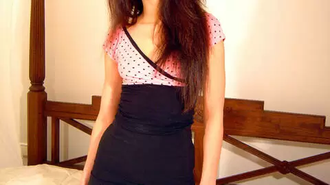 La superbe teen beurette Angelina pose dans la chambre 