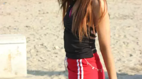 La superbe brune Angelina fait un strip  photo 3