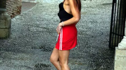 La très excitante brune Angelina se déshabillant  photo 1