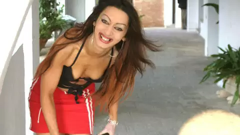 La très excitante brune Angelina se déshabillant  photo 11