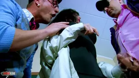 Double pénétration avec la prof beurette dans la salle de classe photo 03