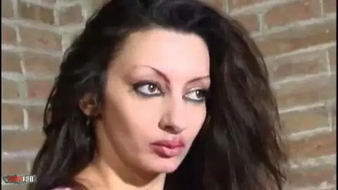 La jolie jeune beurette Angelina pose  photo 02