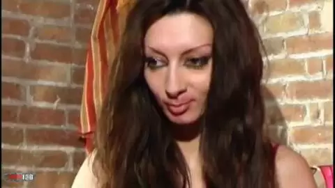 La ravissante beurette Angelina se dénude  photo 09