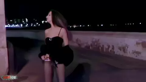 La magnifique beurette Angelina se d?shabillant 