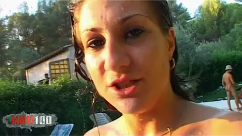 Angie Kiss et Alys Rebel partagent une grosse bite dans un plan à quatre au bord de la piscine photo 16