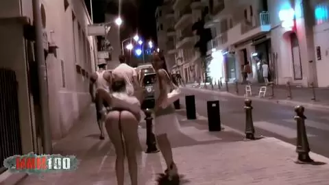 Angie Kiss et Alys Rebel jouent les allumeuses dans les rues de Cassis partie 2