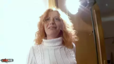 La superbe mature rousse Ann Lorca se dénude dans les escaliers  photo 12