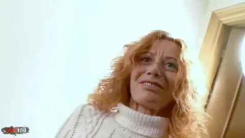 La superbe mature rousse Ann Lorca se dénude dans les escaliers  photo 13