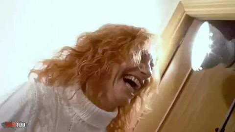 La superbe mature rousse Ann Lorca se dénude dans les escaliers  photo 14