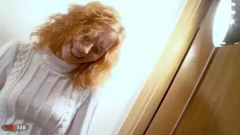 La superbe mature rousse Ann Lorca se dénude dans les escaliers  photo 15