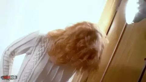 La superbe mature rousse Ann Lorca se dénude dans les escaliers  photo 16