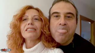 La mÃ¨re de famille rousse a...