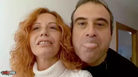 La mère de famille rousse Ann Lorca faisant un striptease dans les escaliers  photo 01