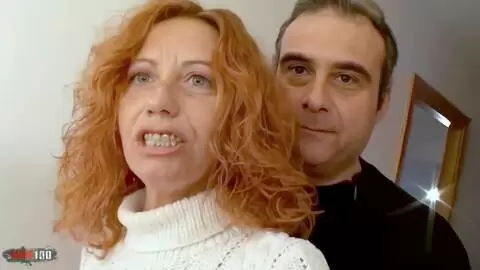 La mère de famille rousse Ann Lorca faisant un striptease dans les escaliers  photo 02