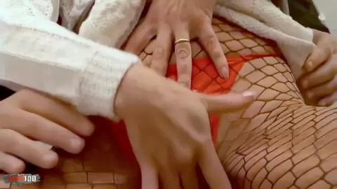 La mère de famille rousse Ann Lorca faisant un striptease dans les escaliers  photo 10