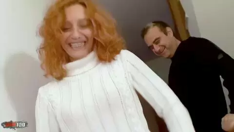 La mère de famille rousse Ann Lorca faisant un striptease dans les escaliers  photo 16