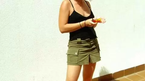 La jolie teen latina Anna faisant un striptease  photo 2