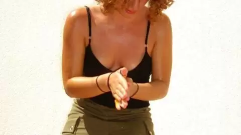 La jolie teen latina Anna faisant un striptease  photo 3