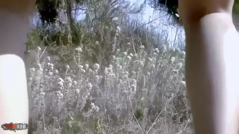 La très excitante teen Anna fait une pause pipi dans les bois photo 08