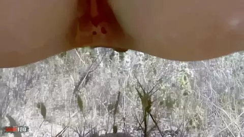 La très excitante teen Anna fait une pause pipi dans les bois photo 09