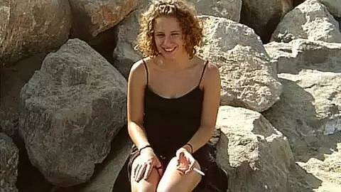 La très excitante petite Anna se dévoile sur les rochers  photo 5