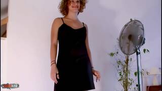 La jolie jeune brune anna fais