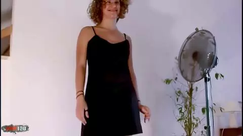 La jolie jeune brune Anna faisant un striptease  photo 01