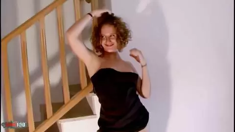 La jolie jeune brune Anna faisant un striptease  photo 05