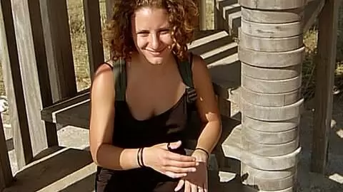 La jolie petite Anna faisant un striptease dans les escaliers  photo 2