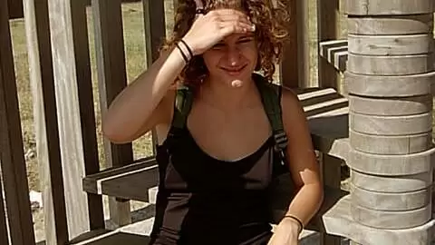 La jolie petite Anna faisant un striptease dans les escaliers  photo 3