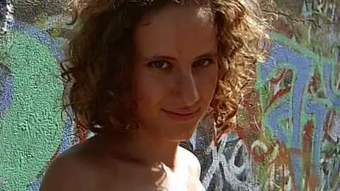 La très excitante jeune brune Anna fait un strip  photo 15