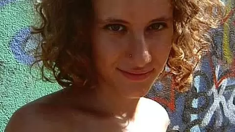 La très excitante jeune brune Anna fait un strip  photo 16