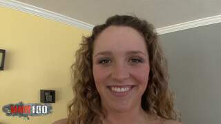 Sa grosse queue glisse entre s