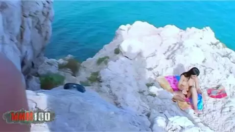 Brune aux gros seins de fait défoncer le cul sur les rochers photo 01